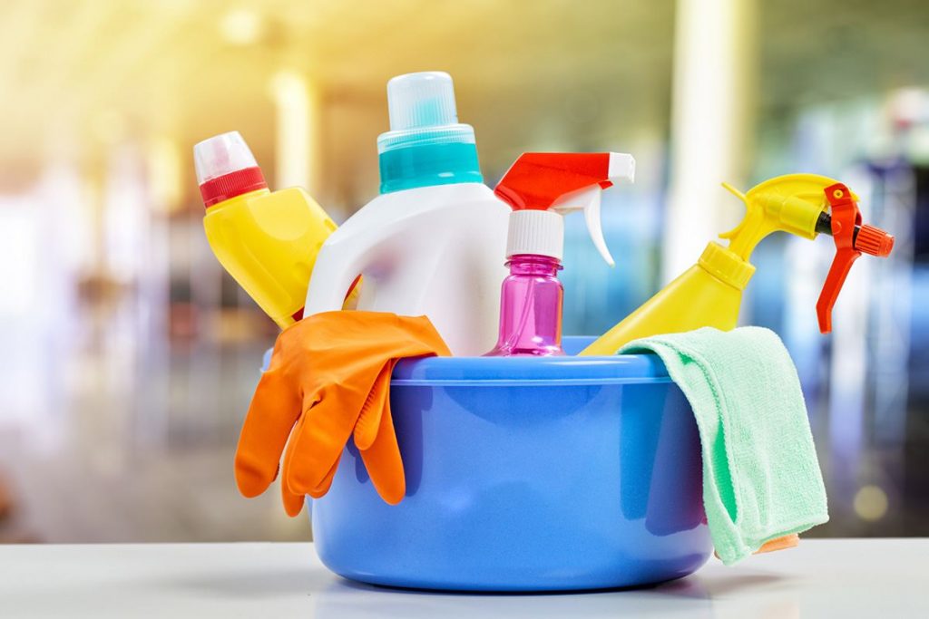 How to use glass cleaning tools